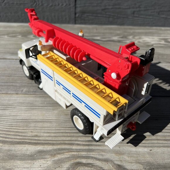 11" DG PRODUCTIONS -1996-2-1 Alliant Energy Pole Setter Auger Digger Truck - Picture 5 of 16